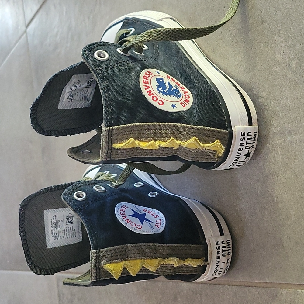 RARE DINOVERSE Converse